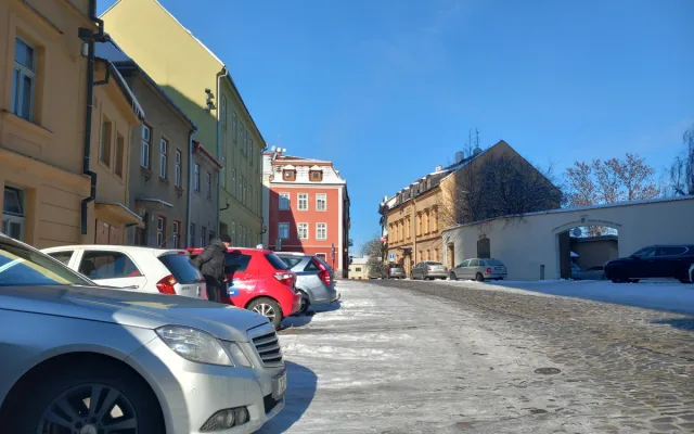 Parkování v Jihlavě XXII: Jakubské náměstí je dle radnice s modrými zónami uklizené