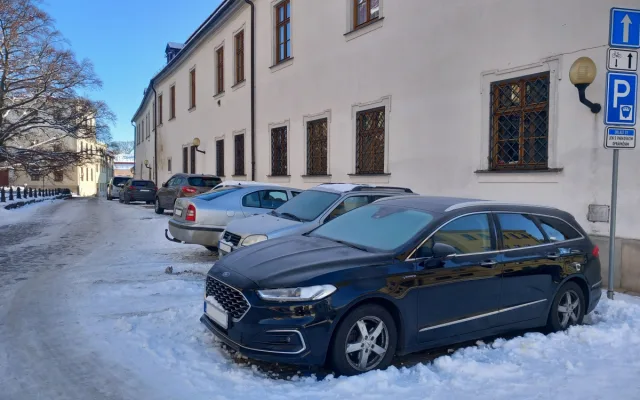 Parkování v Jihlavě XXII: Jakubské náměstí je dle radnice s modrými zónami uklizené