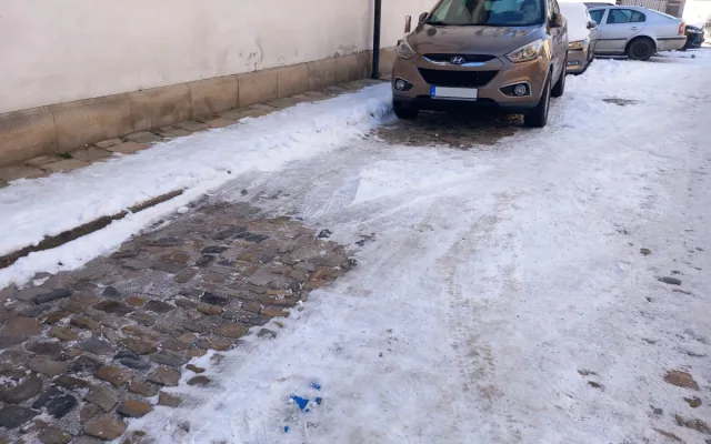 Parkování v Jihlavě XXII: Jakubské náměstí je dle radnice s modrými zónami uklizené