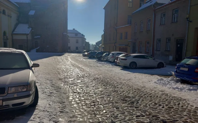 Parkování v Jihlavě XXII: Jakubské náměstí je dle radnice s modrými zónami uklizené