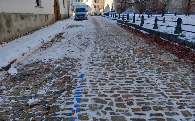 Parkování v Jihlavě XXII: Jakubské náměstí je dle radnice s modrými zónami uklizené