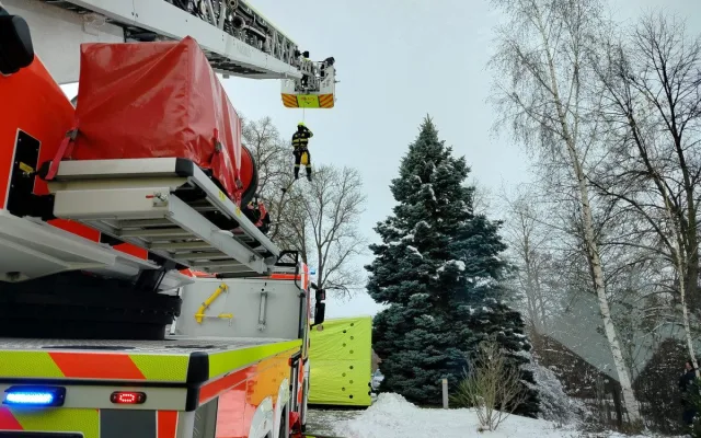 Muž se kolem půlnoci svlékl a vylezl na strom v centru Jihlavy. Pomoci se bránil. Foto: Se svolením ZZS Kraje Vysočina