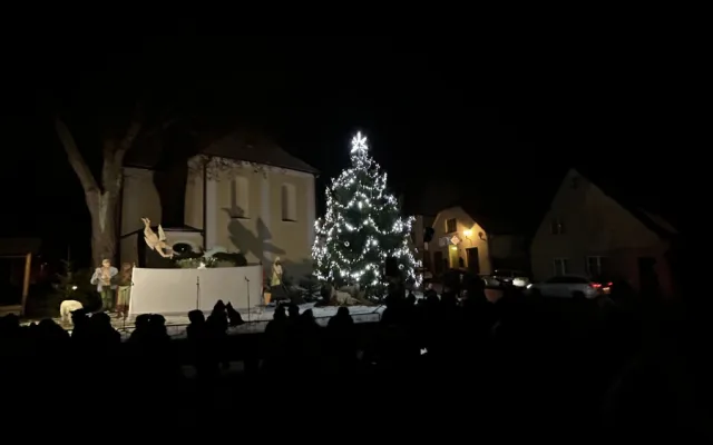 VIDEO: Také v Dolní Cerekvi zahájili advent. Stromek u kostela rozsvítil anděl
