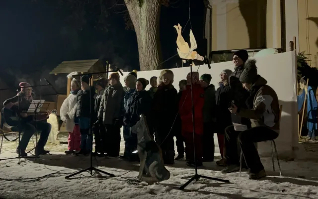 VIDEO: Také v Dolní Cerekvi zahájili advent. Stromek u kostela rozsvítil anděl