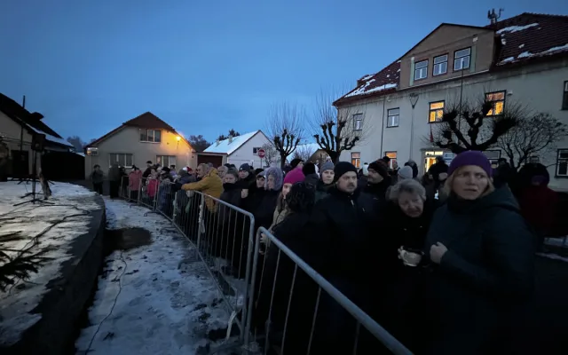 VIDEO: Také v Dolní Cerekvi zahájili advent. Stromek u kostela rozsvítil anděl