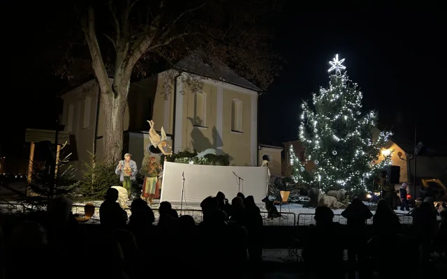 VIDEO: Také v Dolní Cerekvi zahájili advent. Stromek u kostela rozsvítil anděl