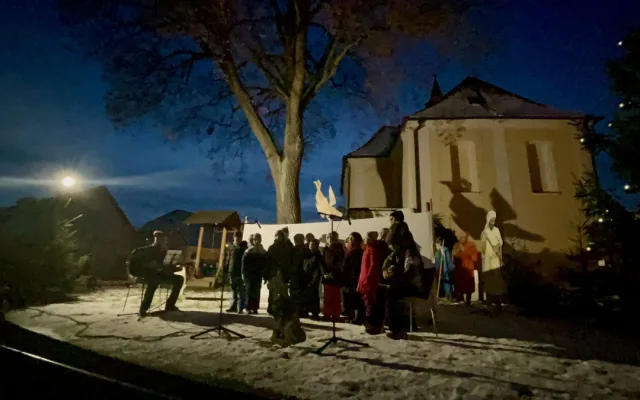 VIDEO: Také v Dolní Cerekvi zahájili advent. Stromek u kostela rozsvítil anděl