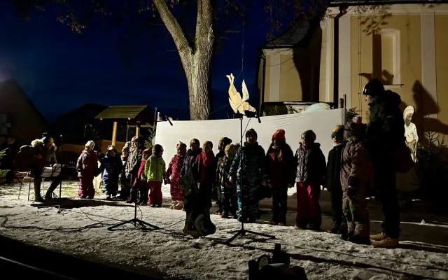 VIDEO: Také v Dolní Cerekvi zahájili advent. Stromek u kostela rozsvítil anděl