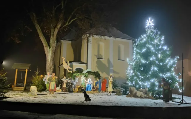 VIDEO: Také v Dolní Cerekvi zahájili advent. Stromek u kostela rozsvítil anděl