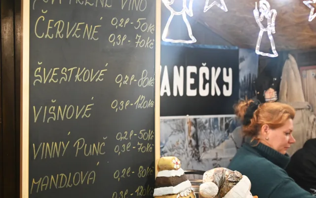 FOTO: Ceny v adventní vesničce v Jihlavě: Trdelník za osmdesát, svařák i pod padesát