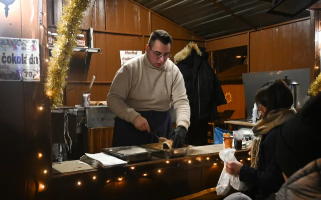 FOTO: Ceny v adventní vesničce v Jihlavě: Trdelník za osmdesát, svařák i pod padesát