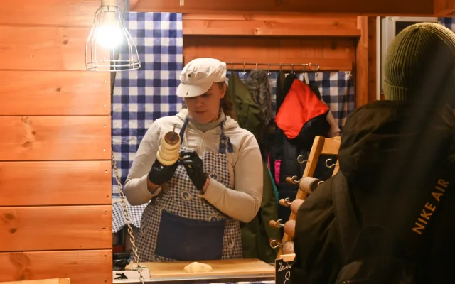 FOTO: Ceny v adventní vesničce v Jihlavě: Trdelník za osmdesát, svařák i pod padesát