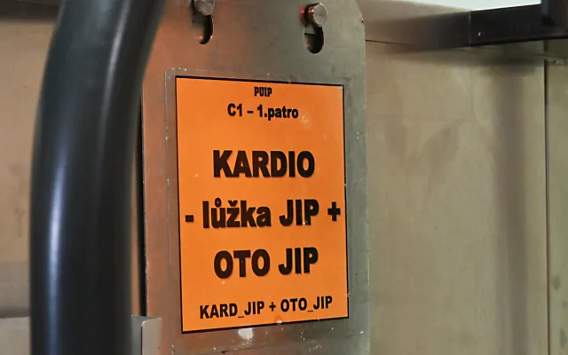 Robot v Nemocnici Jihlava rozváží jídlo, do budoucna může pomáhat i jinde
