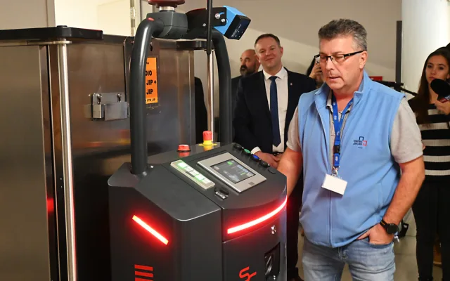 Robot v Nemocnici Jihlava rozváží jídlo, do budoucna může pomáhat i jinde