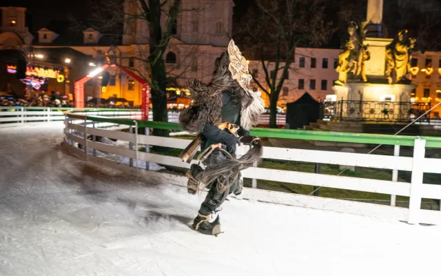 FOTO: Centrem Jihlavy prošel průvod krampusáků, davy přihlížejících děsil i bavil
