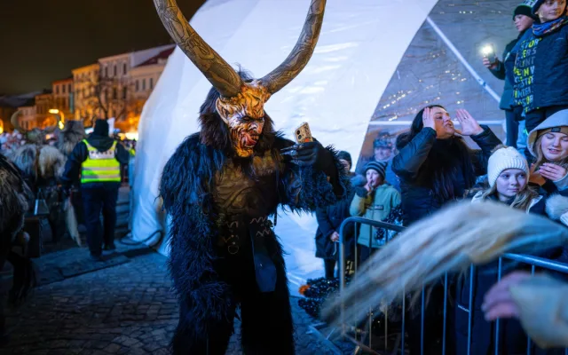 FOTO: Centrem Jihlavy prošel průvod krampusáků, davy přihlížejících děsil i bavil