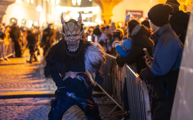 FOTO: Centrem Jihlavy prošel průvod krampusáků, davy přihlížejících děsil i bavil