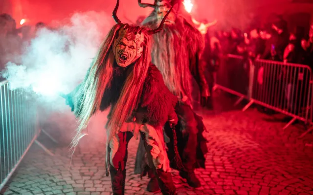 FOTO: Centrem Jihlavy prošel průvod krampusáků, davy přihlížejících děsil i bavil