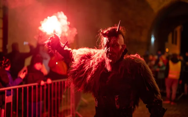 FOTO: Centrem Jihlavy prošel průvod krampusáků, davy přihlížejících děsil i bavil