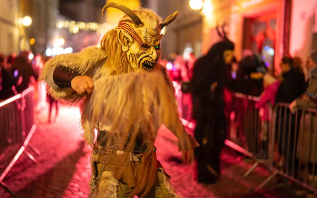 FOTO: Centrem Jihlavy prošel průvod krampusáků, davy přihlížejících děsil i bavil