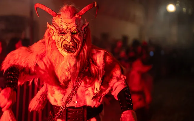 FOTO: Centrem Jihlavy prošel průvod krampusáků, davy přihlížejících děsil i bavil