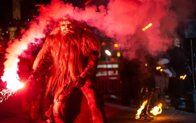 FOTO: Centrem Jihlavy prošel průvod krampusáků, davy přihlížejících děsil i bavil