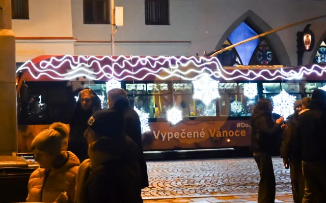 FOTO: Vánoční trolejbus jezdí ulicemi Jihlavy. Hraje, voní a vozí medvědy. Foto: Daniela Drozdová