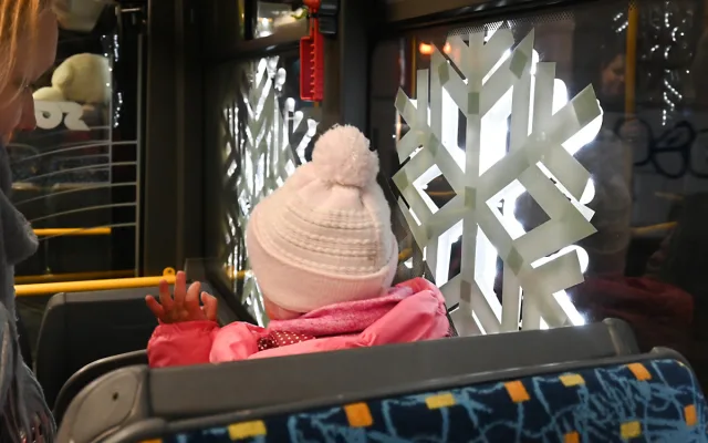 FOTO: Vánoční trolejbus jezdí ulicemi Jihlavy. Hraje, voní a vozí medvědy. Foto: Daniela Drozdová
