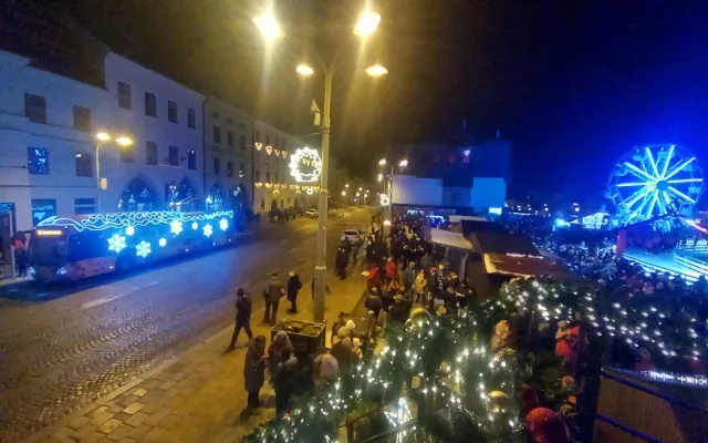 FOTO: Vánoční trolejbus jezdí ulicemi Jihlavy. Hraje, voní a vozí medvědy. Foto: Martin Singr
