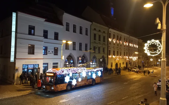 FOTO: Vánoční trolejbus jezdí ulicemi Jihlavy. Hraje, voní a vozí medvědy. Foto: Martin Singr