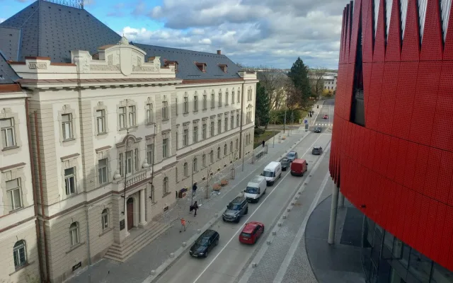 Chodník není potřeba. Jihlava zavedla před Horáckou arénou sdílenou zónu