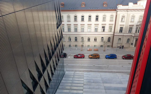 Chodník není potřeba. Jihlava zavedla před Horáckou arénou sdílenou zónu
