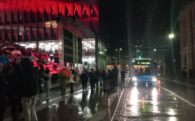 Chodník není potřeba. Jihlava zavedla před Horáckou arénou sdílenou zónu