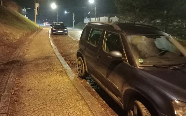 Parkování v Jihlavě XXIII: Nad zoo je parkoviště P+R. Vejde se tam ale jen pár aut