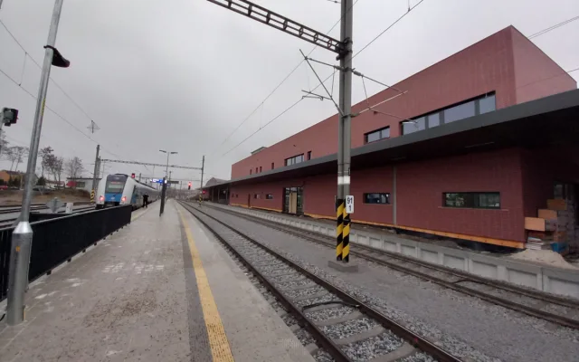 VIDEO: Z městského nádraží v Jihlavě už jezdí cestující. V místě se však dál staví
