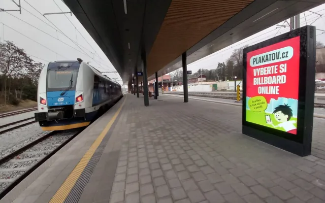 VIDEO: Z městského nádraží v Jihlavě už jezdí cestující. V místě se však dál staví