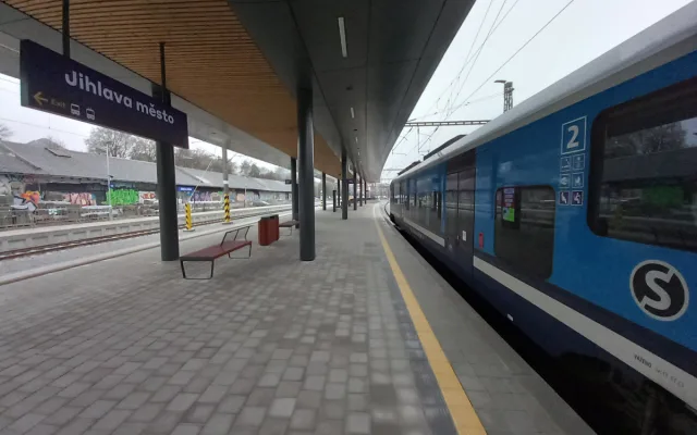 VIDEO: Z městského nádraží v Jihlavě už jezdí cestující. V místě se však dál staví