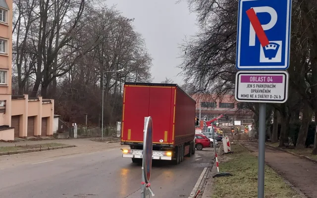 VIDEO: Z městského nádraží v Jihlavě už jezdí cestující. V místě se však dál staví
