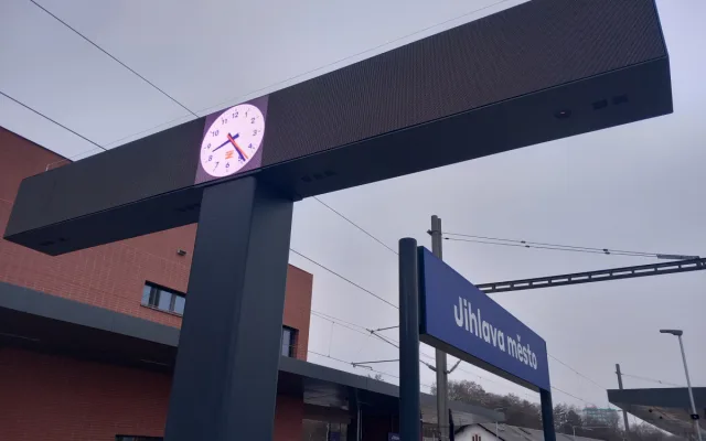 VIDEO: Z městského nádraží v Jihlavě už jezdí cestující. V místě se však dál staví