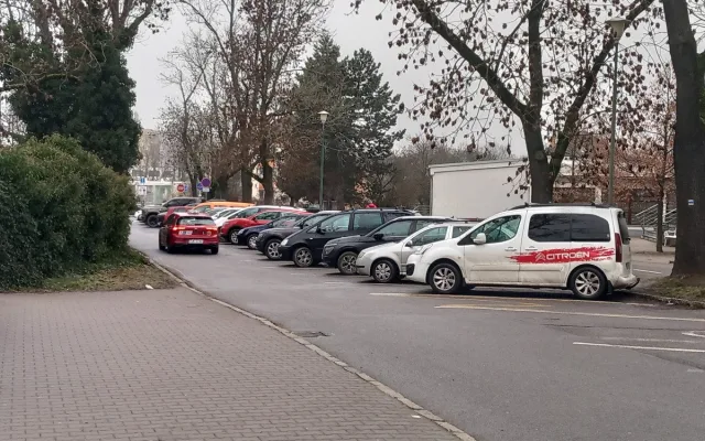 Parkování v Jihlavě XXIV: U autobusového nádraží nejsou parkovací hodiny ani potřeba