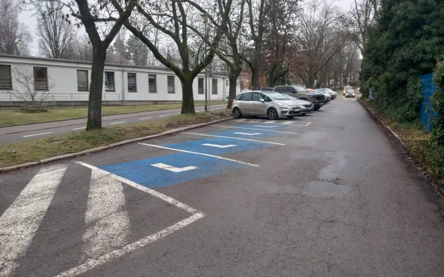 Parkování v Jihlavě XXIV: U autobusového nádraží nejsou parkovací hodiny ani potřeba