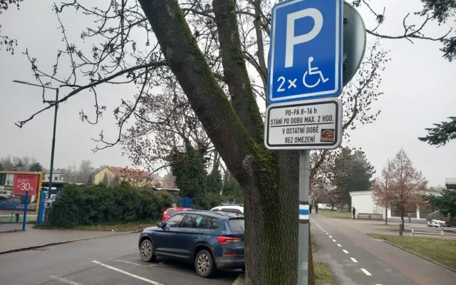 Parkování v Jihlavě XXIV: U autobusového nádraží nejsou parkovací hodiny ani potřeba