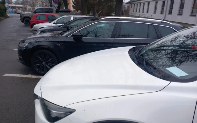 Parkování v Jihlavě XXIV: U autobusového nádraží nejsou parkovací hodiny ani potřeba
