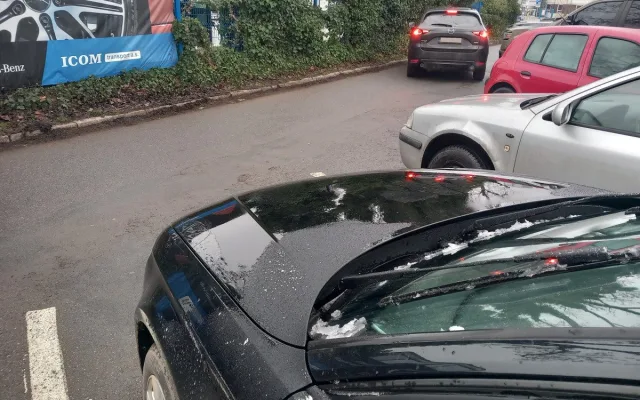 Parkování v Jihlavě XXIV: U autobusového nádraží nejsou parkovací hodiny ani potřeba