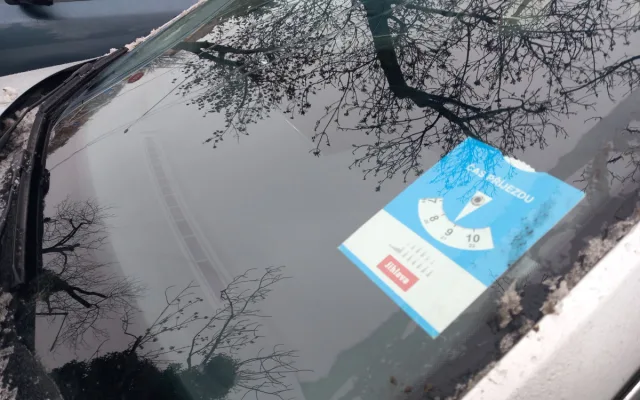 Parkování v Jihlavě XXIV: U autobusového nádraží nejsou parkovací hodiny ani potřeba