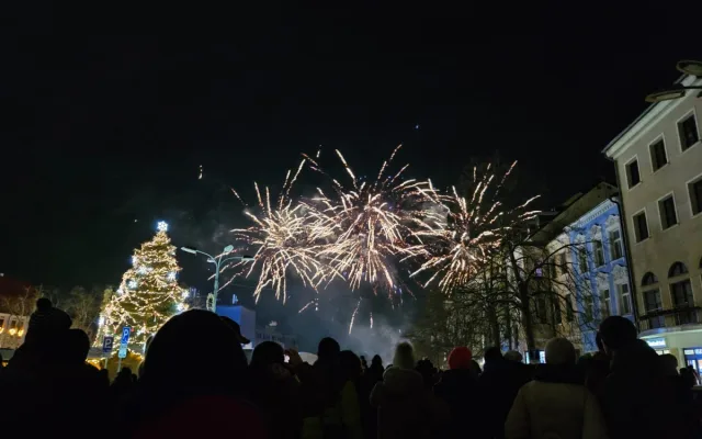 VIDEO: Nový rok na náměstí v Jihlavě. Stovky lidí sledovaly tišší ohňostroj