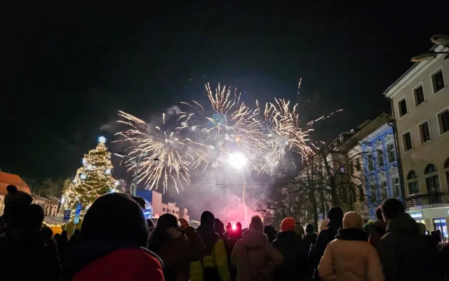 VIDEO: Nový rok na náměstí v Jihlavě. Stovky lidí sledovaly tišší ohňostroj