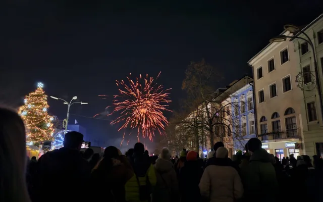 VIDEO: Nový rok na náměstí v Jihlavě. Stovky lidí sledovaly tišší ohňostroj