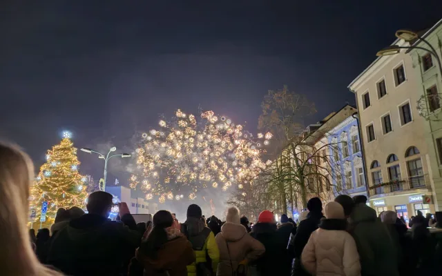 VIDEO: Nový rok na náměstí v Jihlavě. Stovky lidí sledovaly tišší ohňostroj