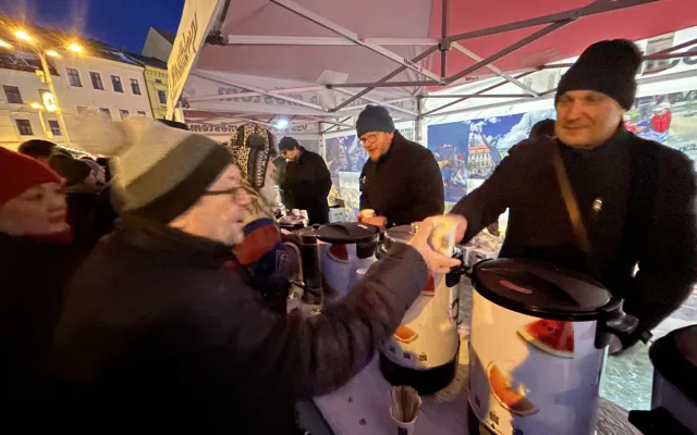 VIDEO: Nový rok na náměstí v Jihlavě. Stovky lidí sledovaly tišší ohňostroj